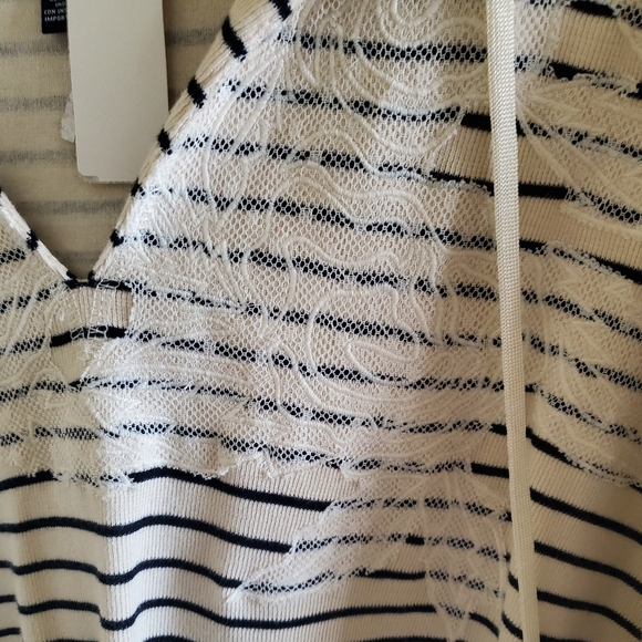 Sweater with hood NWT - Picture 3 of 3